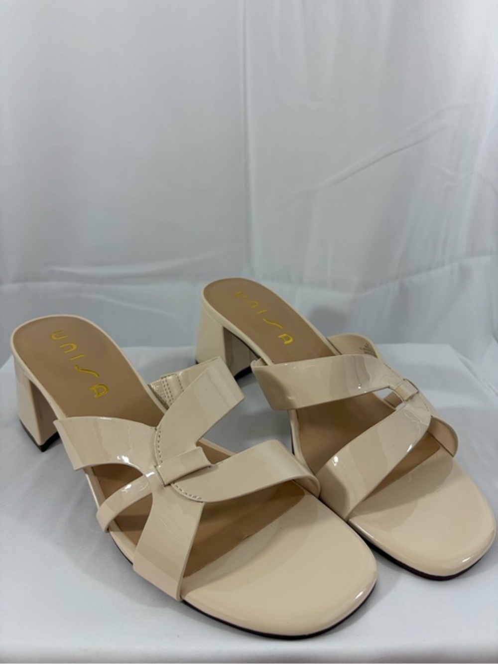 NWT UNISA Women’s Size 10 Beige 2.5 Inch Block Heels